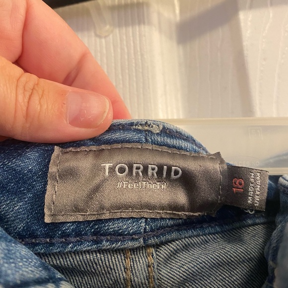 Torrid ripped Jean shorts size 18 - Picture 2 of 3